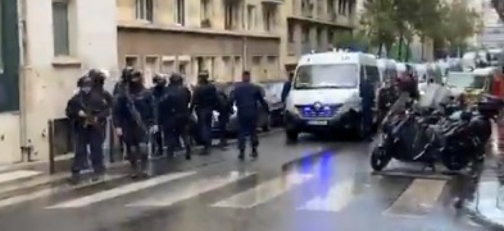 Panico a Parigi, attentato in corso: accoltellate varie persone vicino alla vecchia sede di Charlie Hebdo